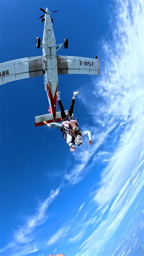 Skydiving || Falling Fast, Flying Free #youtube #youtubeshorts #skydiving #hittvfun #fun #adventure