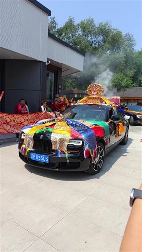 总觉得我们都还小 直到看到你穿着嫁衣站在台上 想到小时候我们嘻嘻打闹的画面的时候我才知道我们都已经长大了 祝你们在幸福的路上永远领先！#藏式婚礼