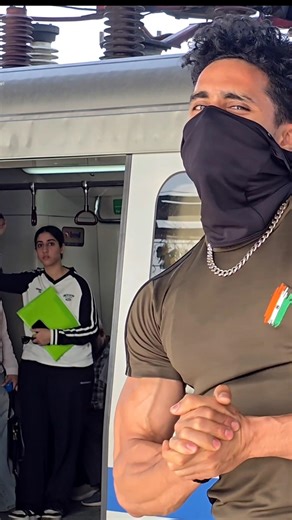 🇮🇳Indian Bodybuilder Man In Delhi Metro Reactions 🔥💪 #shorts #army #gymlover #fitnessmasterdeepak