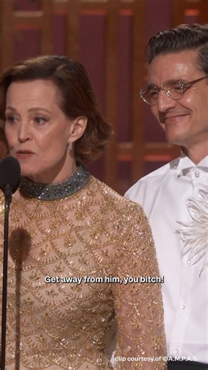 No Alien is safe from Sigourney Weaver, even if you are best friends with Pedro Pascal and Kate Hudson 👀 #Oscars #ITVOscars #WhatToWatch #SigourneyWeaver #PedroPascal #KateHudson