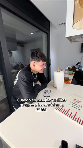 Hermanos y el dios griego en casa