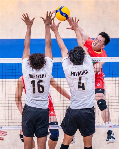 Japan 🇯🇵 🆚 🇨🇳 China New faces take center stage as Japan 🇯🇵 open their #VNL2025 campaign against the host nation China 🇨🇳. Relive the first matchday moments from this Asian showdown. 📺 Watch now on Volleyball World YouTube: https://bit.ly/3NDedEr 🏐 #BePartOfTheGame #Volleyball | Volleyball World