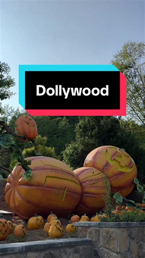 Una de mis temporadas favoritas para visitar Tennessee está por comenzar, y Dollywood se convierte en uno de esos lugares que tienes que vivir al menos una vez. 🧡 Durante el Harvest Festival, el parque cambia por completo: miles de calabazas, increíbles decoraciones de otoño, sabores de temporada, música y entretenimiento llenan cada rincón. 🍁🎃 Pero cuando cae la noche comienza una de las partes más bonitas: Great Pumpkin LumiNights, cuando enormes figuras hechas de calabazas se iluminan y el