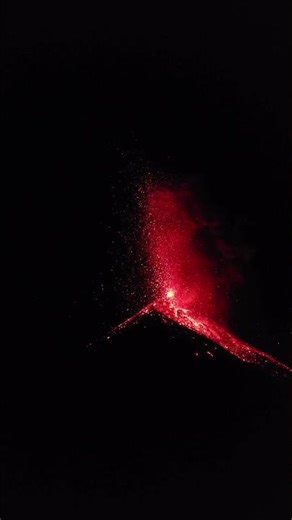 Massive Nighttime Eruption at Volcán de Fuego in Guatemala