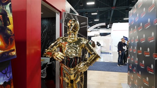 “This is quite advanced… for your technology” 💀 Chris Bartlett went from C-3PO voice actor to a real life droid and played Star Wars: Fall of the Empire pinball at @CES! | Stern Pinball