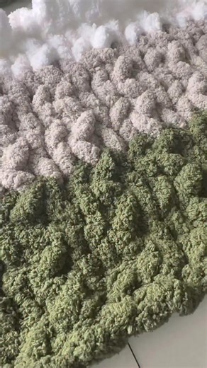 Broken Herringbone Stitch Tutorial- 31 foundational loops (or an odd number so your ends will always be a regular knit stitch). You simply knit a loop then twist and knit the next loop & repeat. Always twist your looos in the direction that you are working. Enjoy 🧶 #chunkyknit #chunkyknitblanket #chunkyblanket #tutorial #brokenherringbone | Heather McCloskey