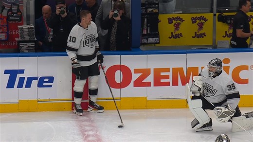 Corey Perry is back in the YEG and is already causing chaos in warmups with former teammate Calvin Pickard 😂🪱 📺: Kings 🆚 Oilers live on Sportsnet | Sportsnet