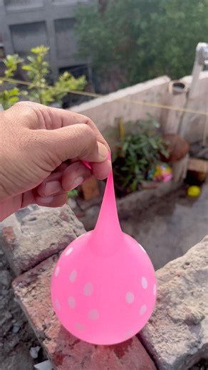 Experiment: Will a water balloon explode when it rolls down from a tall building?💥🎈#satisfying