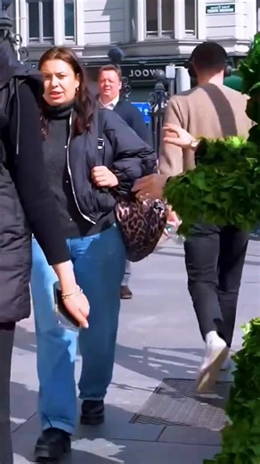 Bushman prank on busy streets 🌿😱 Watch strangers scream, run and laugh in this Halloween scare prank! #bushmanprank #halloween2026 #spookyseason #prank #relatable