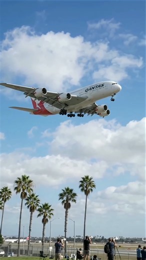 Qantas A380 Epic Low Landing at LAX