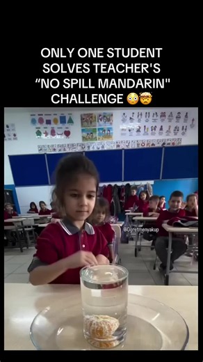 I gotta give her props, she understood the assignment 👏 A teacher challenged students to remove a mandarin from a glass of water without spilling any; only one clever kid did it. Check out how she did it! 🎥: @ogretmenyakup /IG #teacher #school #challenge #mandarin