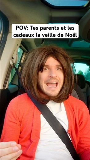 POV: Tes parents et les cadeaux la veille de Noël