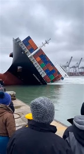 Dramatic container ship capsizes at port This shocking footage captures the exact moment a massive cargo ship loses its balance and capsizes while docked at a harbor #USAreels #ShipSink #MaritimeAccident #HarborCrisis 🎬This video was produced by Network Media and BlueAxis | Prompted Daily