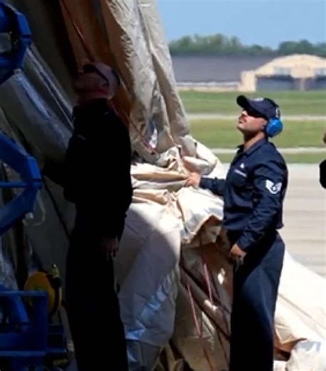 Pres. Trump's trip to the first-ever GOP midterm convention was delayed after an emergency slide on the new Air Force One inflated and deployed. Rachel Scott reports on Trump's claim that the war in Iran will end