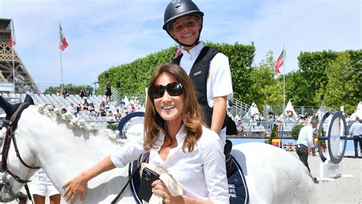 Carla Bruni : Sa fille Giulia épanouie à cheval sur la plage de la ville la plus prisée de France