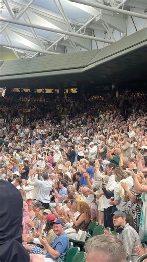 The crowd erupts as Serena wins the 2nd set! 📢