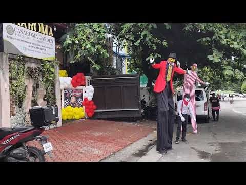 Stilts Walkers and Mime 