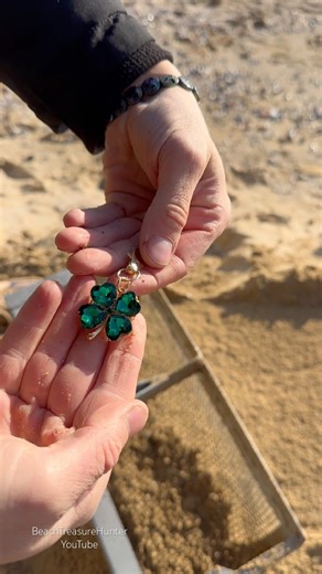 Cleaning the Beach with a Gold Detector – You Won’t Believe What He Found #treasuresearch
