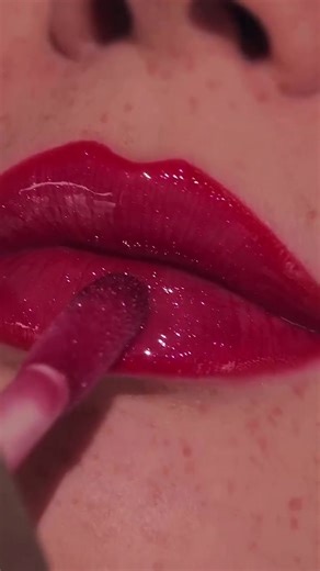 Fuchsia Flex Gloss Bomb Lip Luminizer – Ultimate Lip Gloss