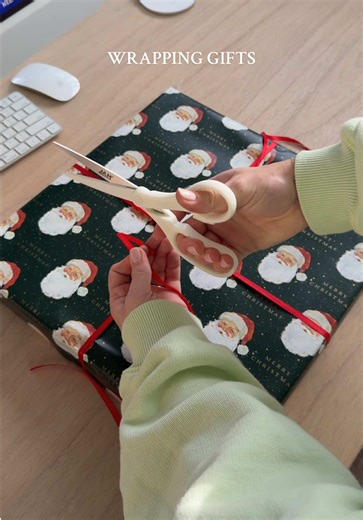 who else waits until the last minute hehe🤭🎄✨ #asmr #christmas #christmaswrapping #wrappinggifts #viral