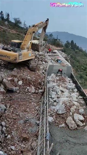 How can they dare to pour such a concrete wall? No steel bars, only adulterated impurities!