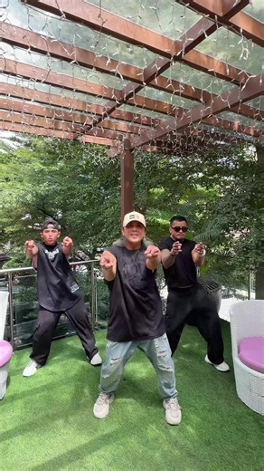 Vibin' here at 📍ROYALE CAFE by the Royalcare Venue 🎵Never Gonna Give You Up 💻@OxYy😎 🎙️Rick Astley 🕺@SOUTHVIBES @Jefferson30 @Les Ter Thank you so much