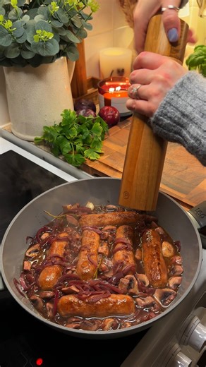 Alisa 💫 Quick, but 🤤 Recipes | UGC Creator on Instagram: "This is not your usual sausage and mash recipe… its even better. ✨So simple, deeply comforting and full of flavour. I cooked this and somehow ended up eating it for lunch and dinner for two days straight. Zero regrets. Perfect spooned over roasted sweet potato 🫶🏼 Book this recipe for later 🧡 🛒 Ingridients (serves 3–4) 🌭 Pack of chorizo sausages 🧈 10g butter 🧄 2 garlic cloves 🧅 1 big red onion 🍯 1 tbsp brown sugar 🍷 100 ml bals