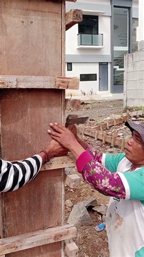 assemble the multiplex board column formwork.