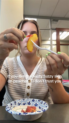 How to Remove Peach Fuzz and Eat Peaches Cleanly