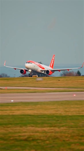 Golden hour easyJet A320 landing