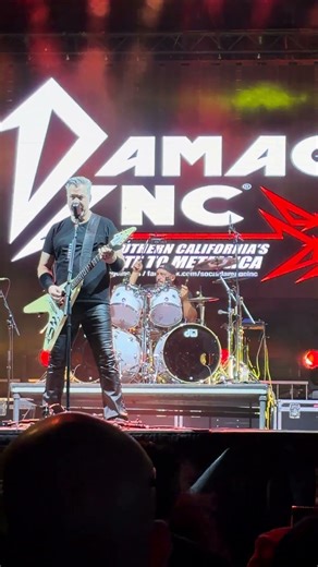 Thousands of people screaming 'Exit Light' in unison 🎥4K #metallica #entersandman #heavymetal