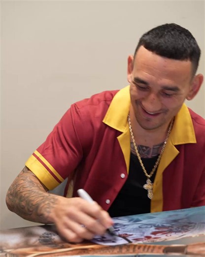 Vibes are high 🌺@BlessedMMA is all smiles before headlining #UFC329![ LIVE JULY 11 at 9pmET on @ParamountPlus ]