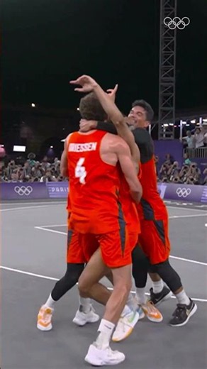 The moment Worthy de Jong won it for Netherlands in overtime at #Paris2024 🥇🏀#Olympics