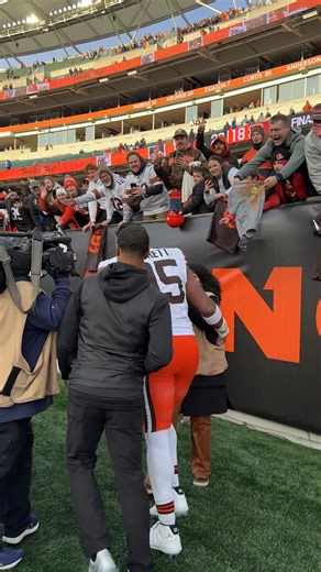 Myles went straight to his mom after breaking the sack record | Cleveland Browns