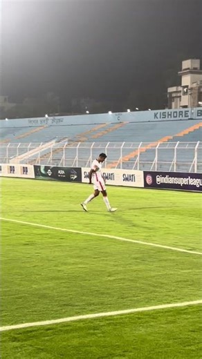 A thunderous strike from Ashique Kuruniyan to put Bengaluru FC ahead in Kolkata! 🚀 #ISL12
