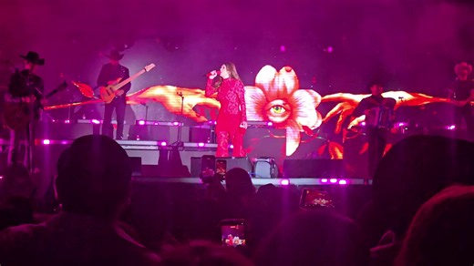 Con mi patrona Yuridia.... como cada concierto desde que salió de la Academia #Yuridia #Tijuana #2026 #concierto