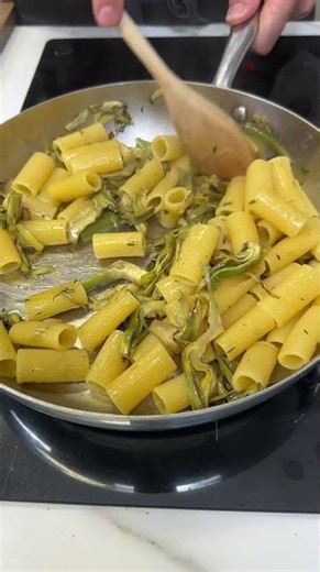 Pasta with Artichokes, Thyme, and Pecorino 🌱🍝