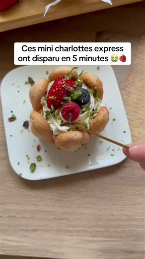 🍓 MINI CHARLOTTES EXPRESS AUX FRUITS ROUGES 🫐 Avec ce beau soleil, j’avais envie de vous partager ces mini charlottes ultra fraîches et faciles à faire ☀️🤩 Le dessert parfait quand on veut quelque chose de joli, gourmand et rapide sans cuisson 🥰 Pour les réaliser, j’ai utilisé le moule 6 Grands Ronds de Guy Demarle ⚫️ ainsi que mon Thermomix® pour une chantilly parfaite ✨ ⏱️ Préparation : 25 min ❄️ Temps total : 2h 👩🏻‍🍳 6 portions 🍓 Ingrédients • 30 biscuits cuillères • 500 g de mascarpo