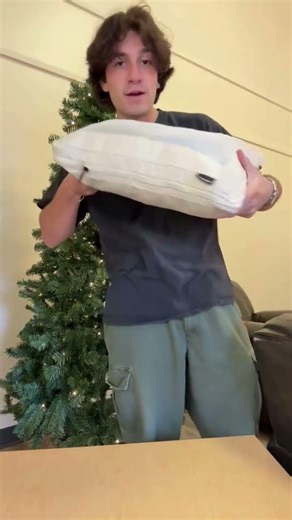 AEROTRUNK cubes compress clothes, save suitcase space, and come in stylish colors 🌸