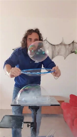 extremely happy to have discovered bubble-tube @medusa_bubble_show | Tube Of Bubbles