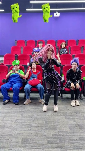 电影院还有人这样？！ #funny #cosplay #memes