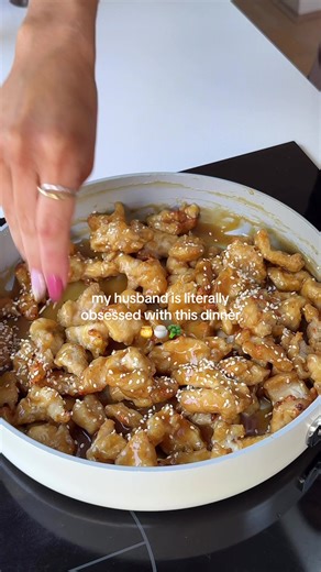 you guys NEED to try this easy Chinese honey sesame chicken recipe 🤤🍯🍚 so yum, super easy & high protein!! Ingredients: 600g chicken breast, diced 2-3 tbsp cornflour 1 tsp each garlic & onion powder Salt & pepper 1/2 tbsp olive oil 3 cups cooked rice, to serve 1-2 tbsp sesame seeds Sauce: 4 tbsp honey (80ml) 2 tbs soy sauce (30ml) 1 clove garlic, minced 1-2 tsp sesame oil 1 tsp rice wine/white vinegar 2/3 cup chicken stock (180ml) 1 tbsp cornflour Method: 1. Add the chicken to a bowl with cor