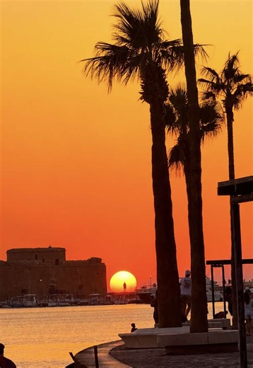 The most beautiful sunsets are in Paphos! Today I captured something incredible a person standing right in the middle of the sun! 🤯🇨🇾 #paphos #sunsetlover #cyprus