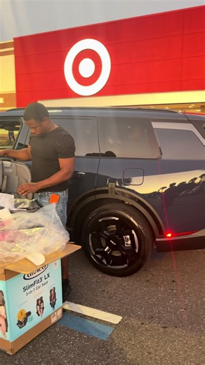 PEACH McINTYRE 🍑 HUSBAND 👑 LOOKS 👀 GREAT GETTING OUT OF THEIR BRAND NEW 2027 KIA TELLURIDE