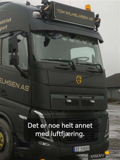Sjåføren bak rockestjernen 🤘 Patrick Mostue vet hvordan en lastebil skal føles. Han kjører en Volvo FH Electric og digger stillheten. – Jeg liker at det er stille. Bilen er godt lydisolert og veldig behagelig å kjøre, forteller han. Elektrisk kraft og klassisk FH-følelse. En kombinasjon som får mange sjåfører til å smile litt ekstra bak rattet. #volvotrucksnorge #volvotrucks #volvotrucksmoment #truckers #trucks #lastebil #truckerlife #truckerslife #volvo #trucklife #truckdriver #trucking #truck