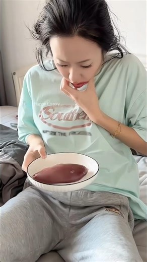 She Told Her Friend a Fake Surgery Prank Story… And She Totally Believed It