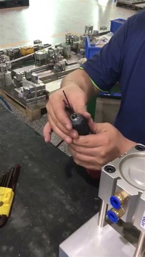 how to repair a handle hole puncher, firstly, you need to disassemble #holepunch#repairing #drill