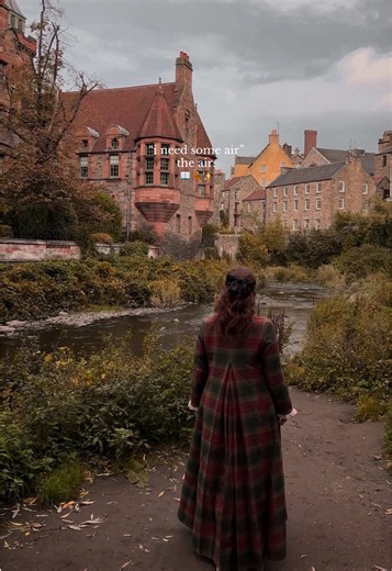 Autumn in Edinburgh: Dreamy Dark Academia Walks & Castle Views