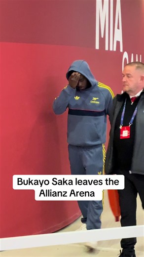 Bukayo Saka leaves Allianz Arena after quad injury vs Bayern Munich