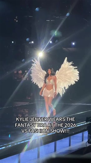 Somebody pick my jaw up off the floor!!! #KylieJenner wore the Fantasy Bra during the 2026 #VSFashionShow.